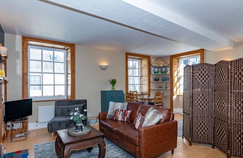 Murthly Cottage | Dunkeld Townhouse Apartment - sleeps 2 - 4 guests in 1 bedroom