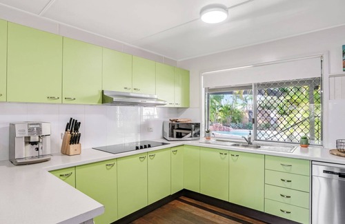 Rainbow Beach House | Dunworkin - Rainbow Beach. Room for everyone and pet friendly! Free Wi-fi. Pool
