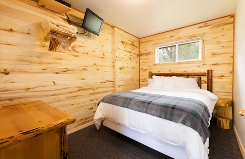Whitefish Resort | Duplex 2 Queen Bedroom Full Bath Full Kitchen 10 Minutes from West Glacier Park!