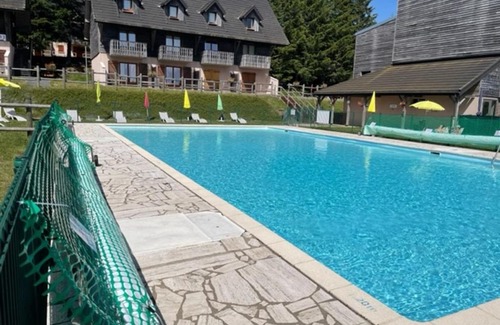 Besse-et-Saint-Anastaise Apartment | Duplex 8 pers avec piscine à Super-Besse - FR-1-814-44
