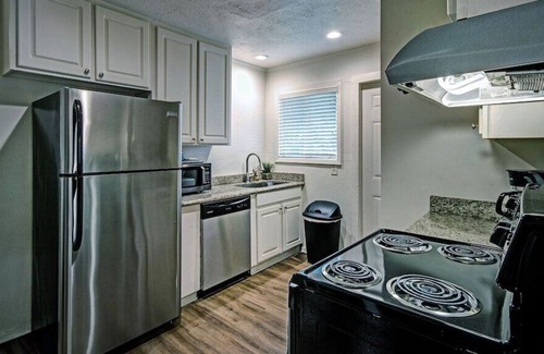 Fondren House | Duplex by Colleges & Hospitals in N Fondren