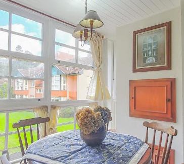 Bairro Lago Negro Apartment | Duplex Floresta Negra - Sua Base perfeita em Gramado! Ótima LOCALIZAÇÃO LAGONegro 500m - 02 Quartos e 02 Banheiros para FAMILIA em CONDOMINIO FECHAD0, cozinha completa com GARAGEM e portaria 24h