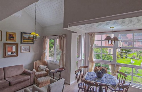 Bairro Lago Negro Apartment | Duplex Floresta Negra - Sua Base perfeita em Gramado! Ótima LOCALIZAÇÃO LAGONegro 500m - 02 Quartos e 02 Banheiros para FAMILIA em CONDOMINIO FECHAD0, cozinha completa com GARAGEM e portaria 24h