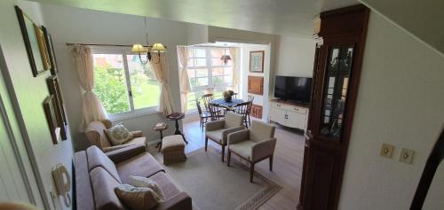 Bairro Lago Negro Apartment | Duplex Floresta Negra - Sua Base perfeita em Gramado! Ótima LOCALIZAÇÃO LAGONegro 500m - 02 Quartos e 02 Banheiros para FAMILIA em CONDOMINIO FECHAD0, cozinha completa com GARAGEM e portaria 24h