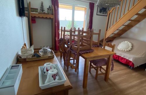 Besse-et-Saint-Anastaise Apartment | Duplex spacieux avec piscine aux Bois de la Reine - FR-1-814-60