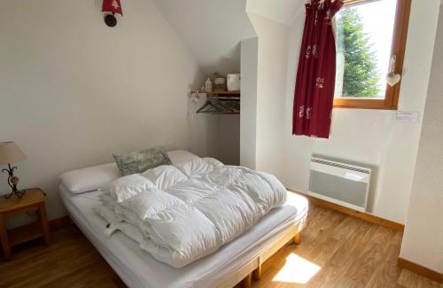 Besse-et-Saint-Anastaise Apartment | Duplex spacieux avec piscine aux Bois de la Reine - FR-1-814-60