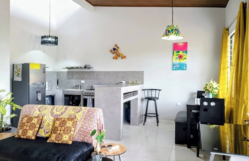 Hatillo House | Duplex Sleeps 6 w/WiFi and AC-5 Mins Drive to Dominical Beach-30 Mins to Uvita