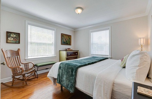 Franklin House | Dwtn Franklin - Walkable with Huge Yard Sleeps 6