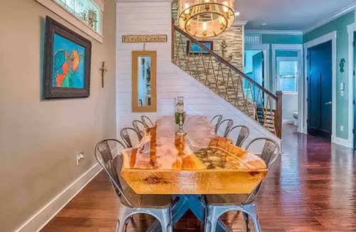 Historic District House | Dynamic Downtown Historic Area Beauty
