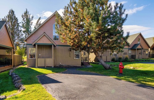 Redmond Cabin | Eagle Crest, Cozy 3-bedroom cabin with Hot Tub and Dog Friendly