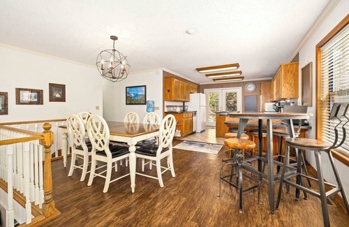 Garfield House | Eagle Nest Lakehouse-Lake front to Beaver Lake