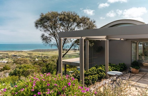 Cape Schanck House | Eagle Rise indulge in luxury comfort and style.