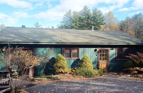 Lake George Cabin | Eagle's Nest at Adirondack Lodge- 3 BR Cabin -8 mins to Lake George Village!