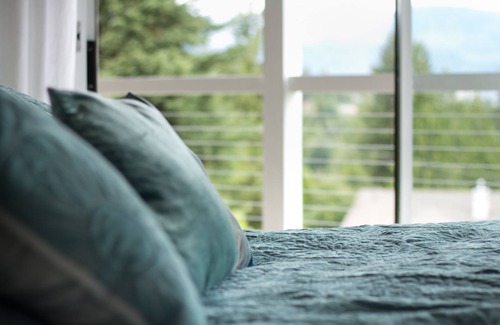 Blind Bay House | Eagles Bliss, nested in the surrounding beauty of the bay and mountain views.