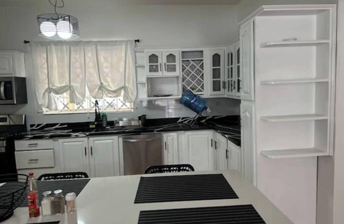 Albion House | "Eagles Nest Villa 4 BDRM HOUSE" AC & Tv ALL roomsnn