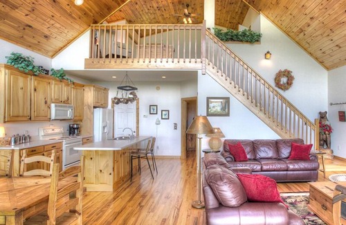 Helen Cabin | Eagles View- Mount Yonah Cabin, Stunning Mtn Views, Pool Table and Fireplace
