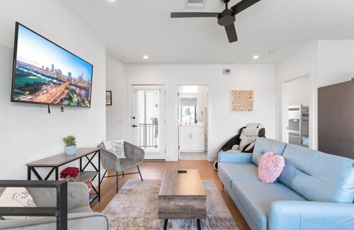 Blackshear-Prospect Hill Condo | East Downtown 3BR Condo | Free Parking | Sleeps 7