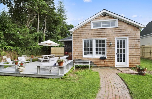 Pantigo Road Historic District House | East Hampton Village: Beautifully Renovated 3 Br Classic Cottage Walk To All