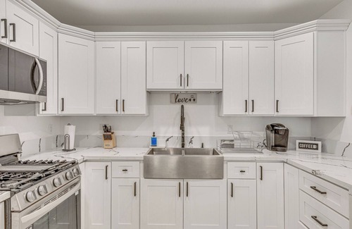 East Los Angeles Apartment | East Los Angeles Retreat ~ 2 Mi to Citadel Outlets
