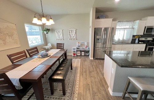 Biggs Field House | Eastlake Escape, Entire House- Spacious -Great for Families!