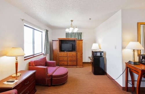 Portage Hotel | Easy Access Stay Near Indiana Dunes, I-94 & Local Restaurants in Portage