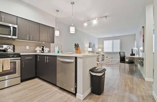 Menlo Park Apartment | Easy Access to Transit, Shops & Dining! In-unit Laundry & Kitchen