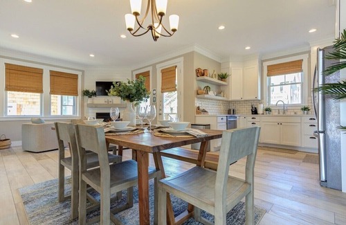 Pacific Beach House | EASY BREEZY Cottage Seabrook WA! Dog friendly w/Hot Tub