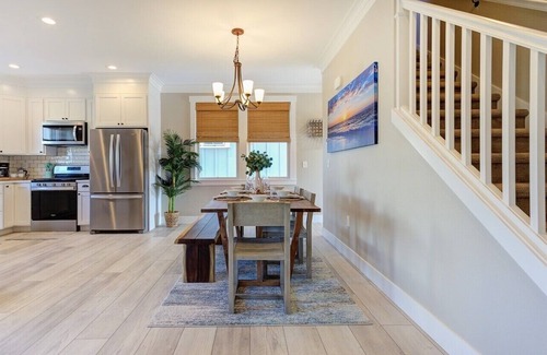 Pacific Beach House | EASY BREEZY Cottage Seabrook WA! Dog friendly w/Hot Tub