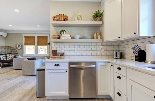 Pacific Beach House | EASY BREEZY Cottage Seabrook WA! Dog friendly w/Hot Tub