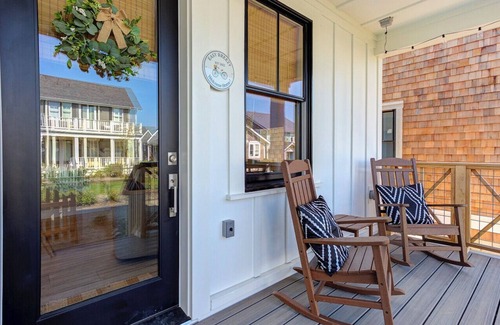 Pacific Beach House | EASY BREEZY Cottage Seabrook WA! Dog friendly w/Hot Tub