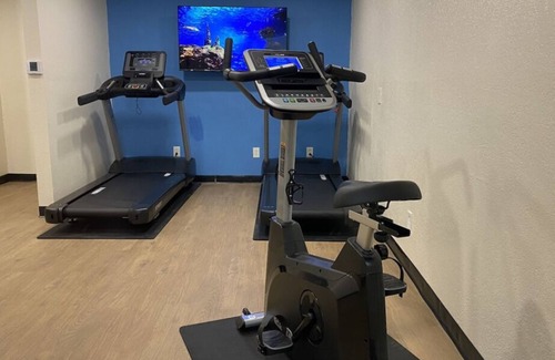 Merry Oaks House | Easy Downtown Access! 2 Convenient Units, Free Parking and Breakfast, Pool