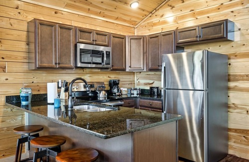 White Oak Lodge Cabin | Easy Drive, Awesome Reviews, Hot tub, Arcade, Next to National Park