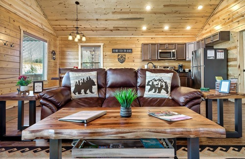 White Oak Lodge Cabin | Easy Drive, Awesome Reviews, Hot tub, Arcade, Next to National Park