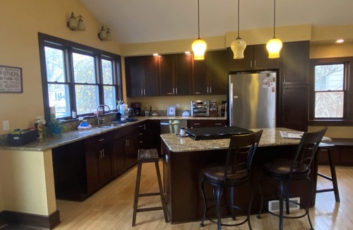 Lower Burns Park House | Easy Walk to the Big House!