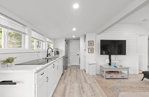 Plymouth Cottage | Easygoing Lakeside Stay | Plymouth, MA