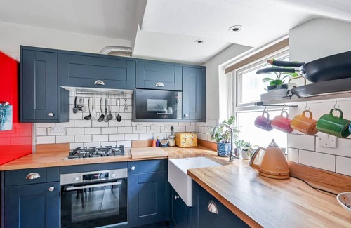 Streatham Hill Apartment | Eclectic 2 BR Apartment With Garden in Tulse Hill