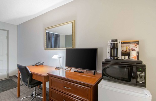 Regina Hotel | Econo Lodge