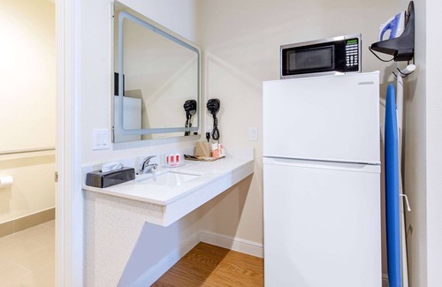 Barker Hotel | Econo Lodge Inn & Suites Houston Willowbrook
