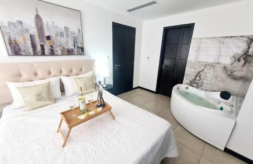 Puerto Santa Ana Apartment | Ecusuites Jacuzzi Preference 7 Vista al Río