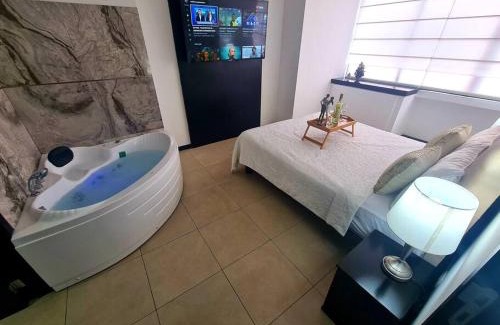 Puerto Santa Ana Apartment | Ecusuites Jacuzzi Preference 7 Vista al Río