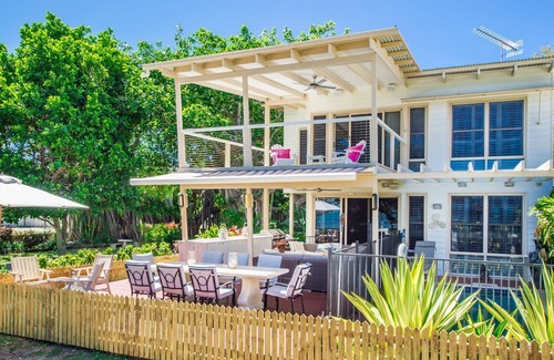 Picnic Bay House | EEAST on the beachfront of Picnic Bay