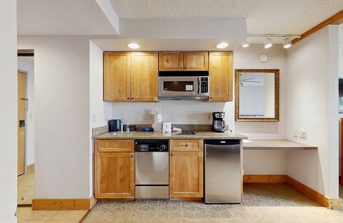 Crested Butte Apartment | Efficient Mountain Escape W/Murphy Bed, Shared Pool, Slope Access & Kitchenette