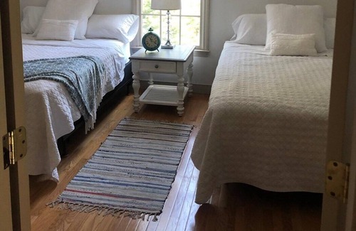 Cotuit House | Egyptian linens & Luxury amenities by Hermès, Lanvin & Molton Brown collections.