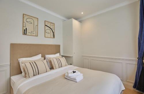 7th Arrondissement Apartment | Eiffel Tower Apartment Invalides