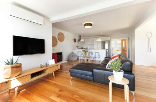 Oneroa House | Eight on Church - near Mudbrick & Cable Bay
