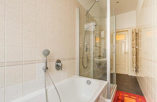 Neustadt House | Ein Zimmer in einer 5-Zimmer-Wohnung in Leipzig mit Gemeinschaftsküche und -Bad