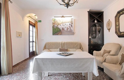 Setenil de las Bodegas House | El Aroma Del Dulce