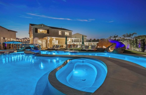 Coachella House | Electric Slide- Lazy River, Pickleball, Resort backyard & Game room