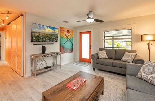 Midtown House | **ELECTRIC SUNSHINE @ MIDTOWN** Groovy Private Home + LAST KEY SERVICES…