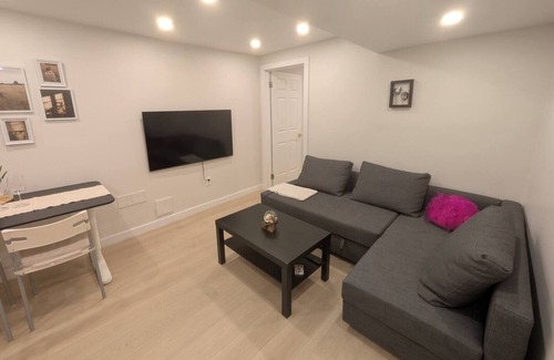 Richmond Hill House | Elegant 1BR Apartment w/Private Entrance & Parking